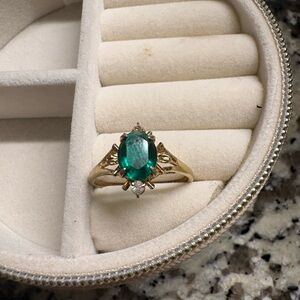 Vintage 14K gold ring with emerald green stone